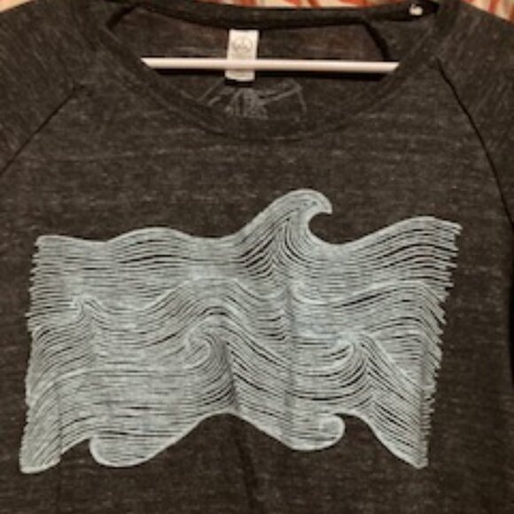 Dark Gray long Sleeve T-shirt with Blue Wave and Fish graphics, cropped, size xl - Picture 2 of 6